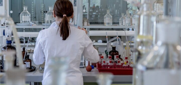 Laboratory Analysis Chemistry  - jarmoluk / Pixabay