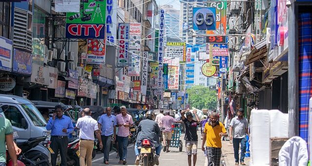 Busy Street Sri Lanka Market People  - travelsourced / Pixabay