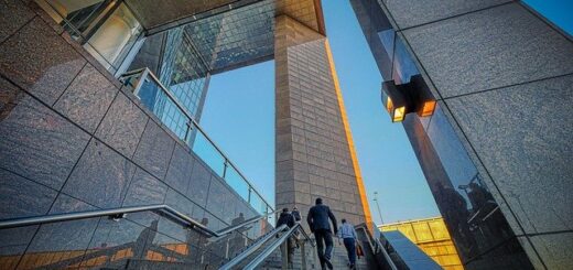 Stairs Building Businessmen  - fietzfotos / Pixabay